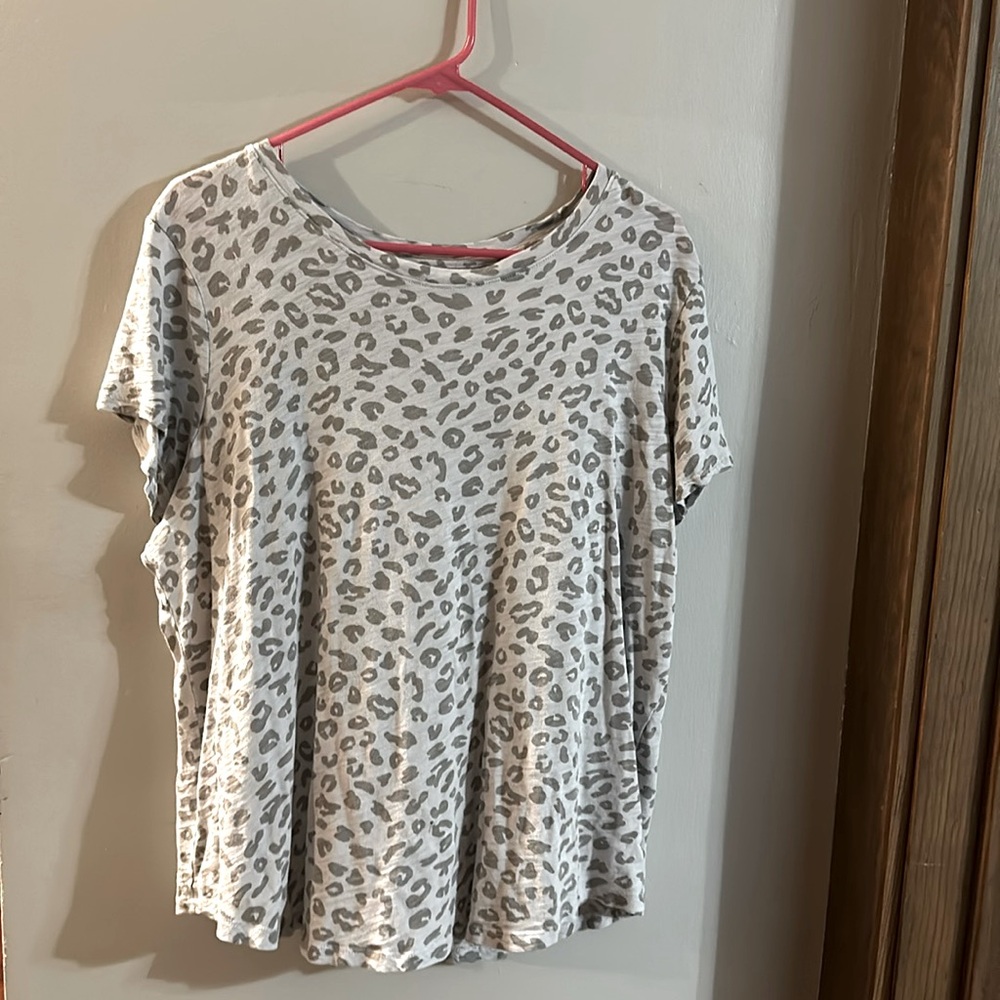 Old navy women’s XL blue leopard print top